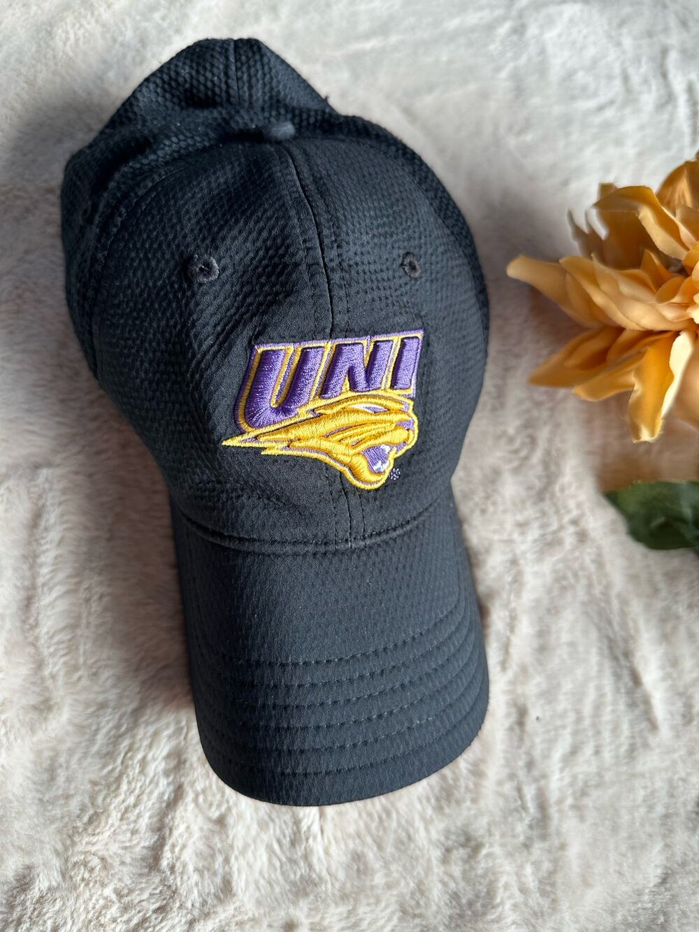 Vintage Under Armour UNI Panthers Fitted Baseball Cap Medium